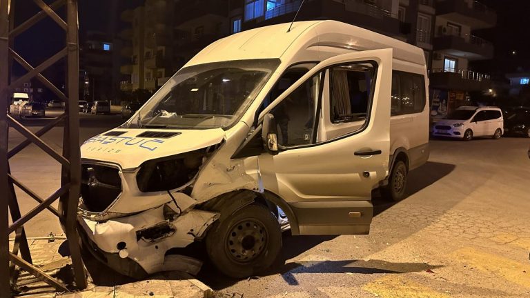 Hatay’da otomobil ile minibüs çarpıştı: 4 yaralı