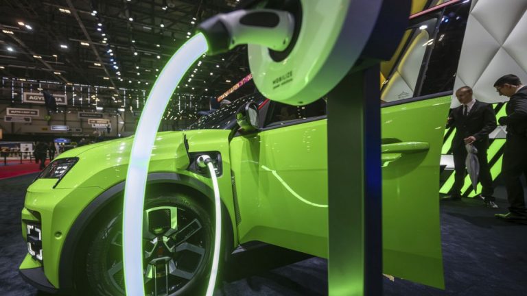 Avrupa'da otomobil satışları düşüyor: Elektrikli araçların geleceği tehlikede mi?
