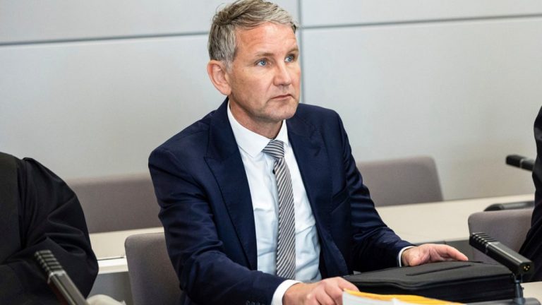 Almanya: AfD'li siyasetçi Höcke, Nazi sloganları kullandığı için para cezasına çarptırıldı