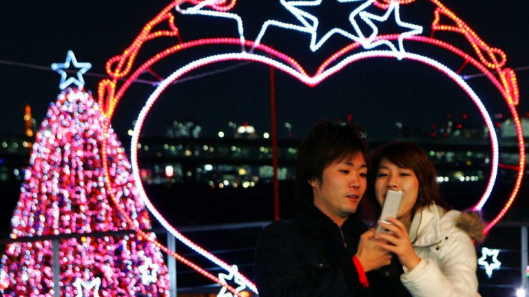 Düşen doğum oranlarıyla mücadele etmek için Japonya'da flört uygulaması başlatıldı