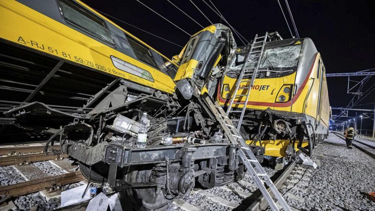 Çek Cumhuriyeti'nde tren kazası: En az 4 kişi öldü, 27 kişi yaralandı