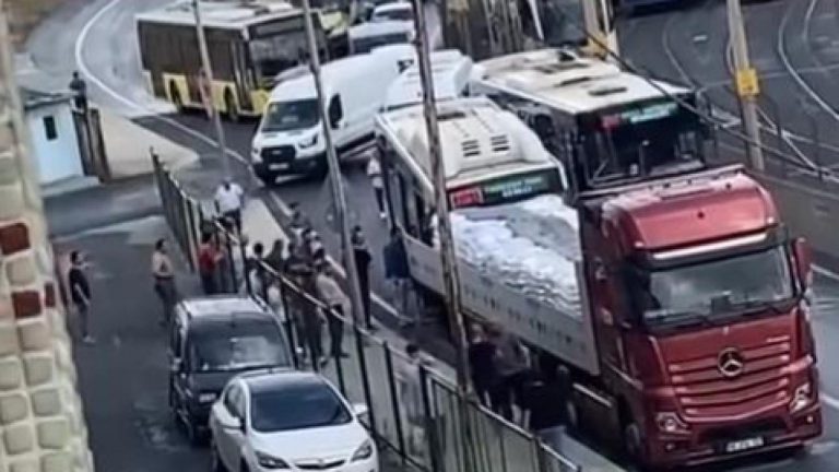 Sultangazi'de İETT otobüsü kamyona çarptı: Yaralılar var