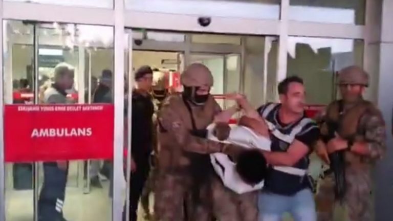 Eskişehir'de Nazi amblemli saldırgan 5 kişiyi bıçaklayarak saldırı anını canlı yayınladı.