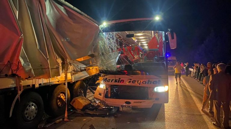 Adana'da yolcu otobüsü kamyona çarptı: 3 yaralı