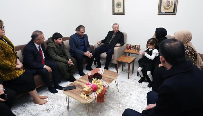 Cumhurbaşkanı Erdoğan, Gaziantep'teki depremzedelerin ailesine misafir oldu! Duygusal anlar yaşandı