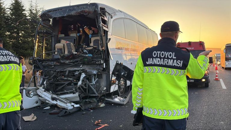 Anadolu Otoyolu’nda otobüs kamyona çarptı: 1 ölü, 10 yaralı
