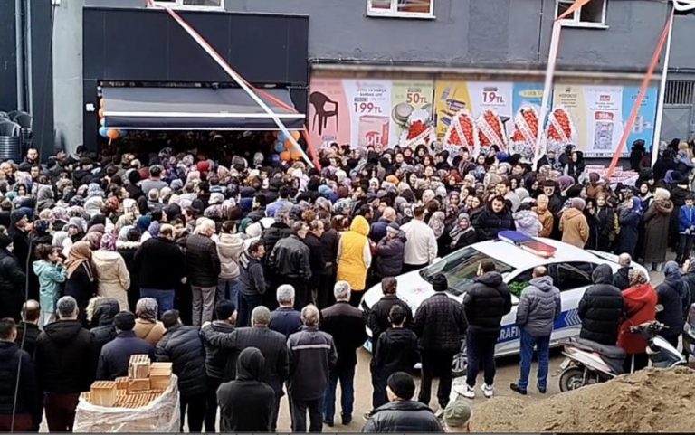 19 TL’lik fiyatı duyanlar akın etti, cadde trafiğe kapandı!