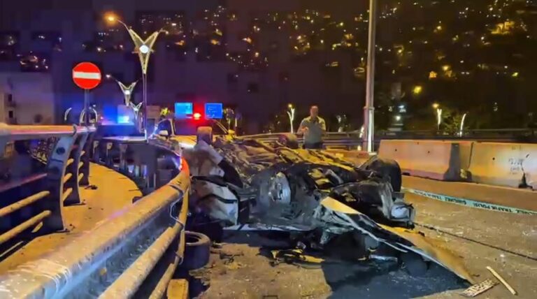Takla atan araç hurda yığınına döndü, 19 yaşındaki sürücü ağır yaralandı