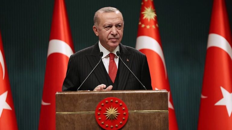 Cumhurbaşkanı Erdoğan ve eşi Emine Erdoğan, YKS’ye girecek öğrencilere başarılar diledi