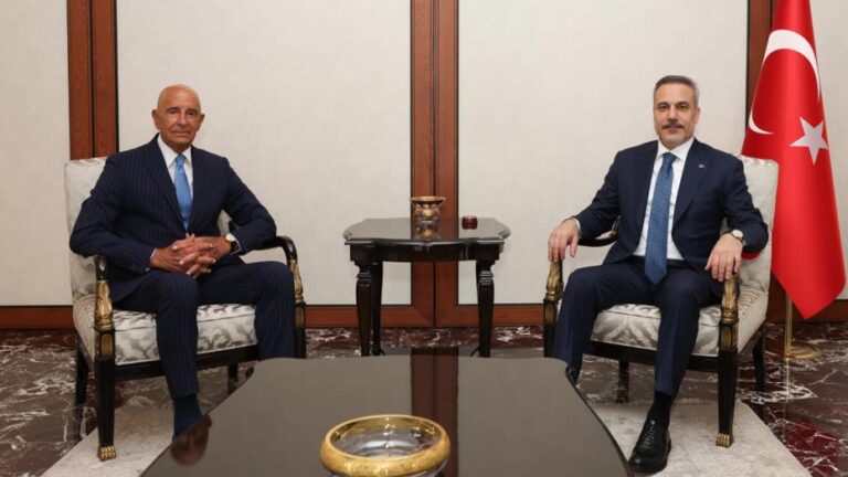 Dışişleri Bakanı Fidan, ABD Büyükelçisi Barrack ile Görüştü